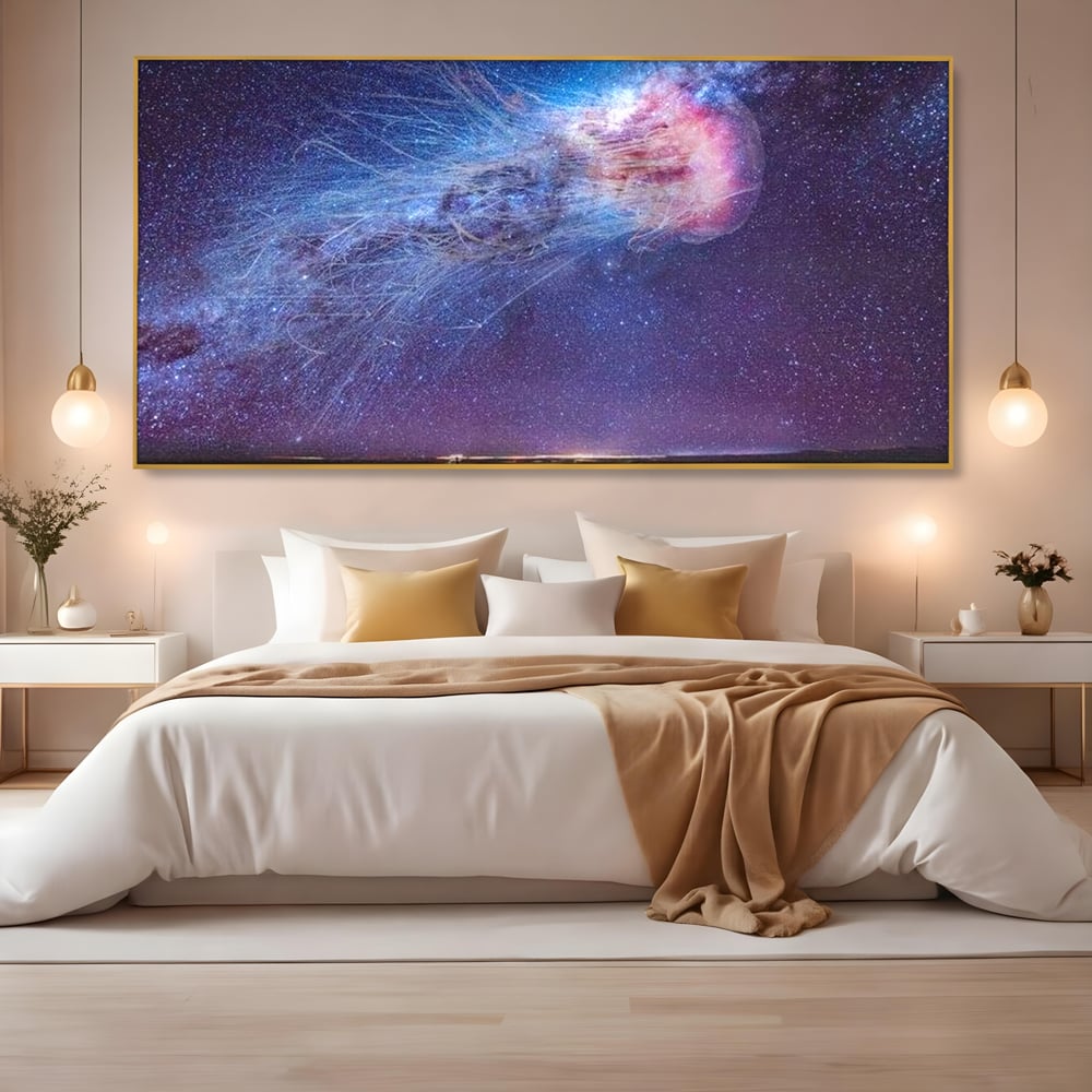 Tablou canvas cu ilustratie digitala cu meduza cosmica si stele, in rama de aluminiu auriu, pe perete intr-un dormitor